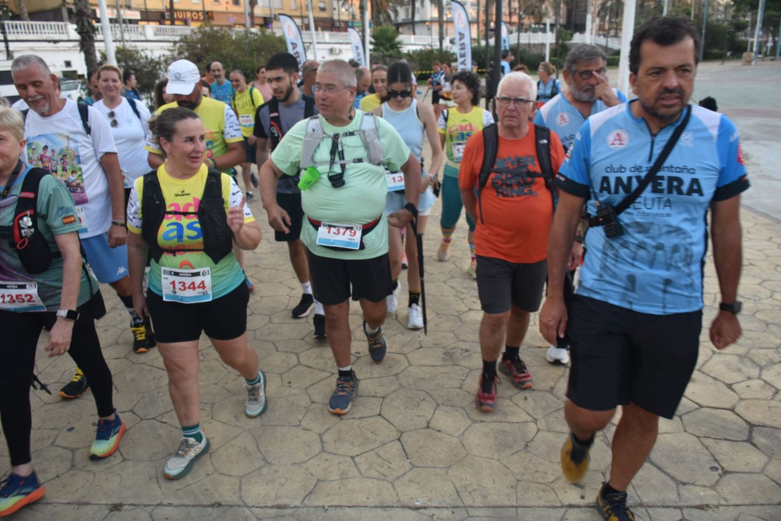 Decenas de senderistas llenan de luz y deporte la XVIII Marcha Nocturna Familiar de Ceuta