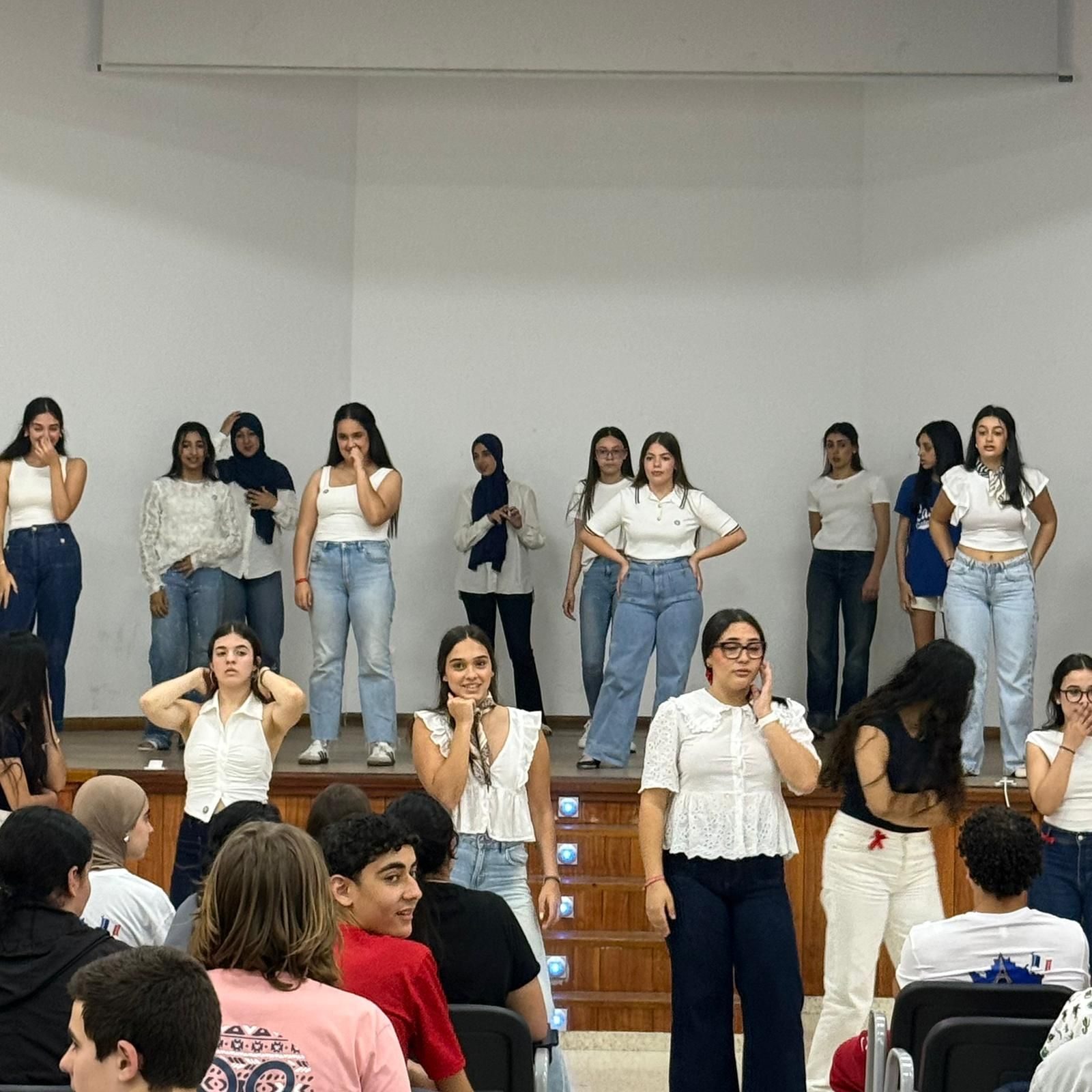 El IES Luis de Camoens celebra la francofonía con danza, poesía y sabor parisino