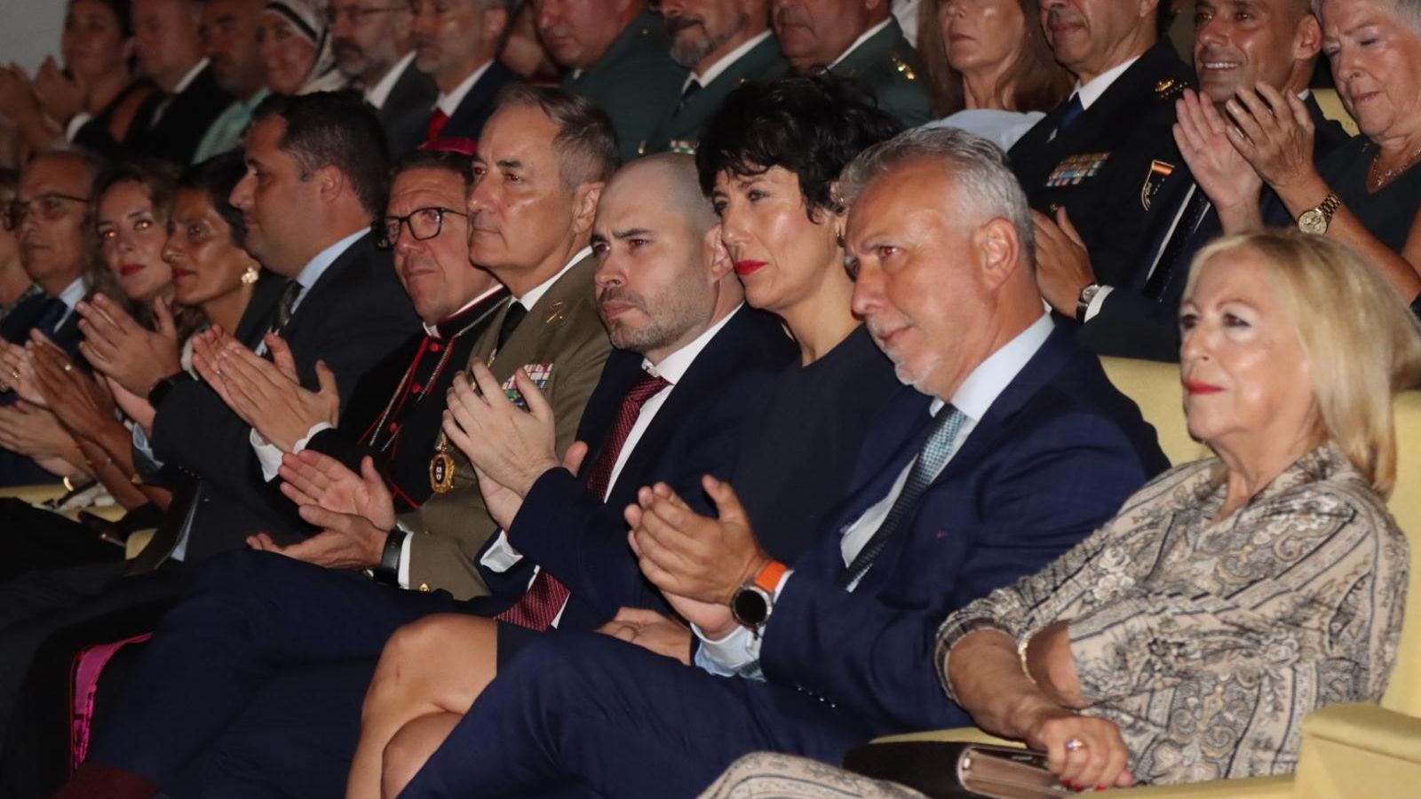Los ministros Torres y Saiz aplauden durante el acto por el Día de Ceuta