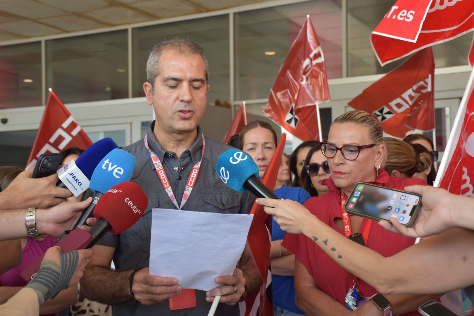 Los portavoces de CCOO y UGT, Pablo Caballero y Marisa Fernández, durante la concentración de UGT y CCOO en el hospital por la reclasificación profesional de los técnicos sanitarios medios y superiores