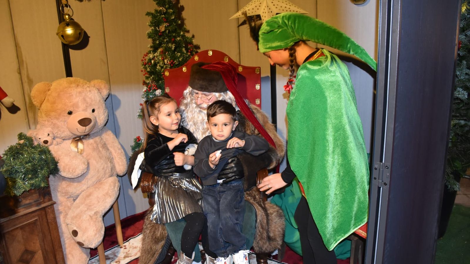 Los más pequeños disfrutaron por segundo día consecutivo de la Casa de Papa Noel