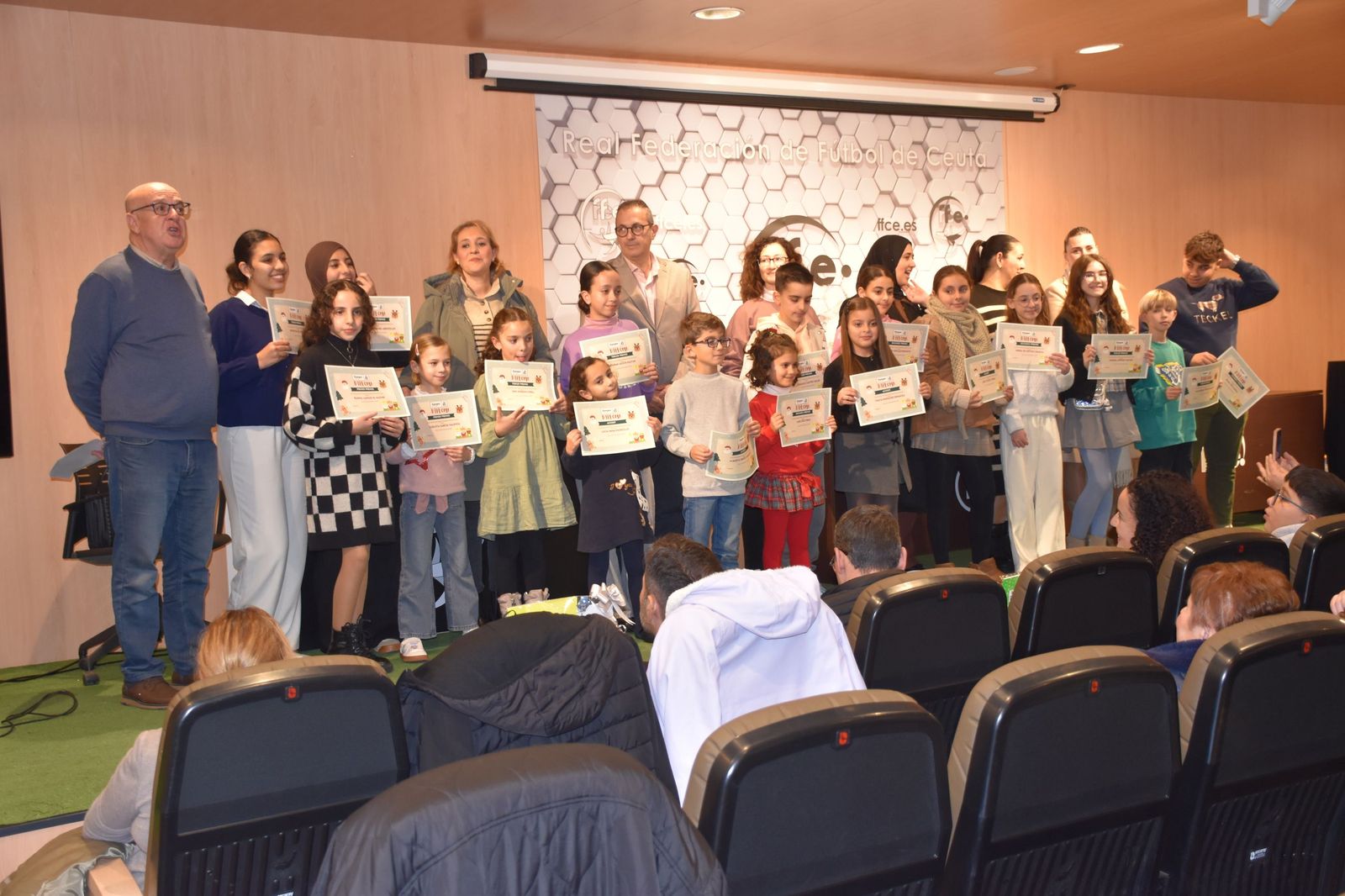 La entrega de premios de la FAMPA por la confección de tarjetas navideñas, en imágenes