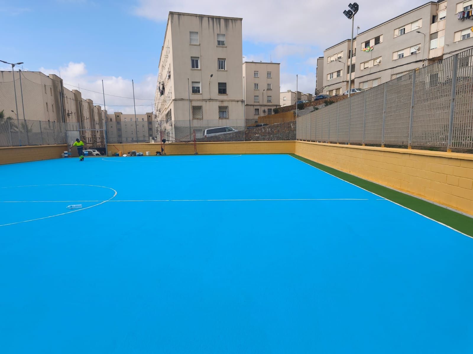 Imagen de los trabajos realizados en la pista deportiva de la barriada de O´Donnell