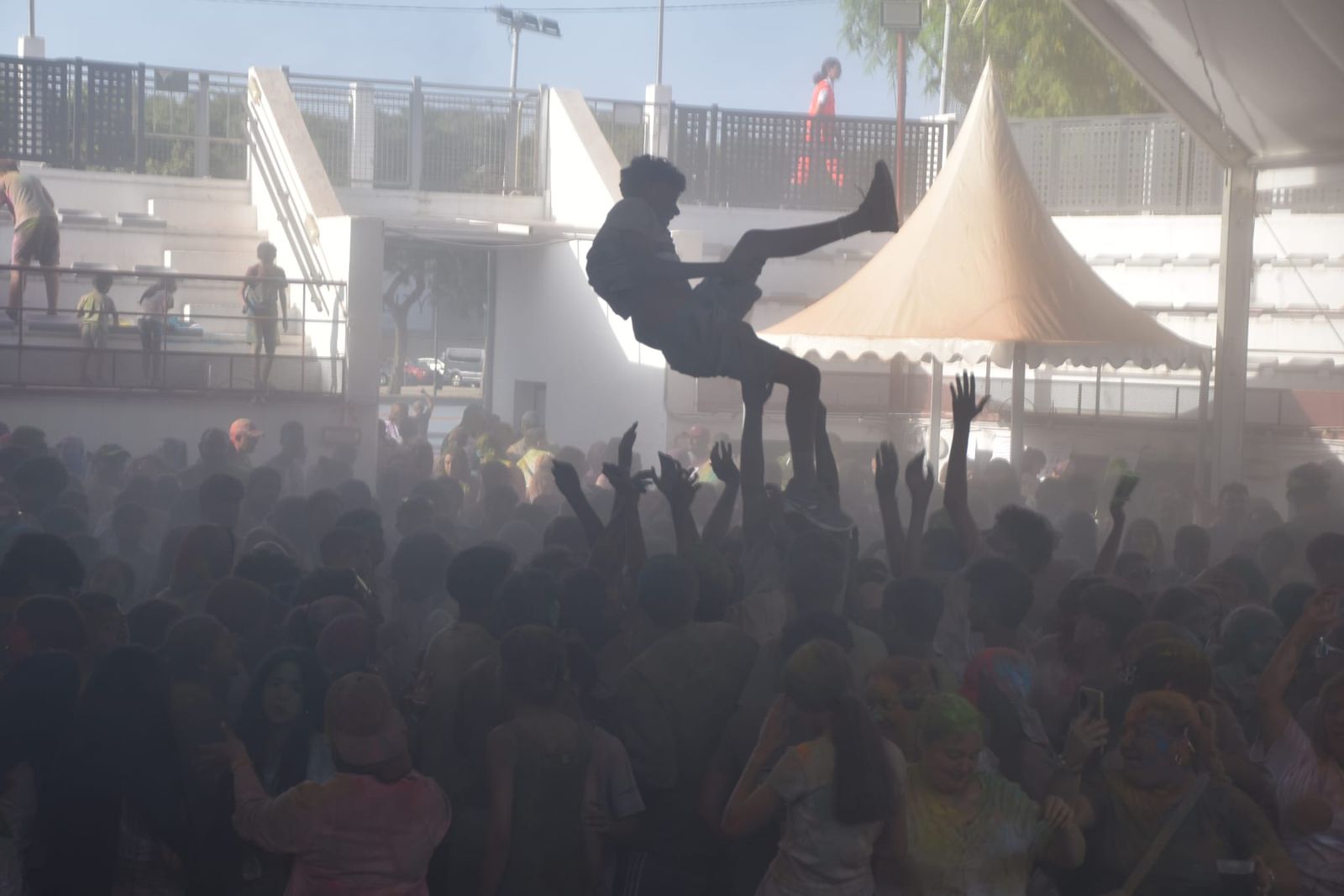 El Holi vuelve a teñir Ceuta de color por la solidaridad y el amor