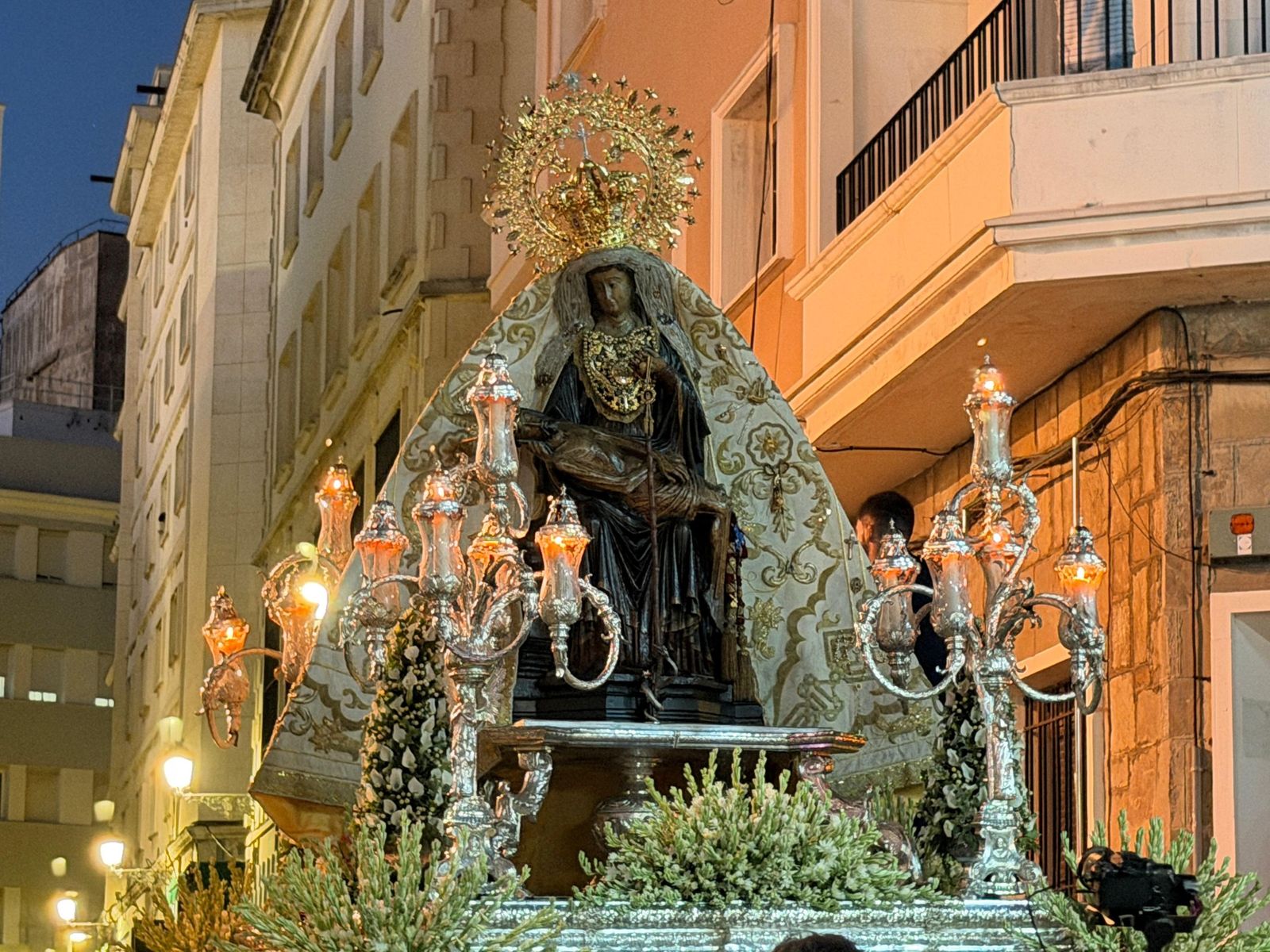 La Virgen de África emociona a Ceuta en una procesión para la historia