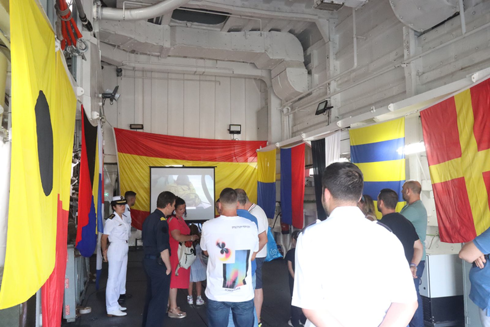 Los oficiales de la fragata 'Santa María' explican las labores del navío a través de vídeos. / FOTO REDUAN