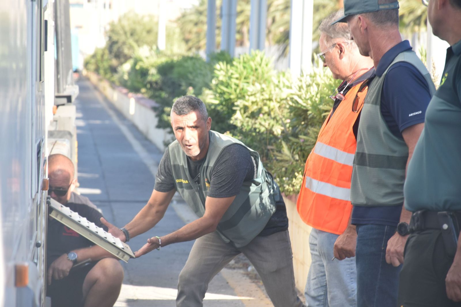 La Guardia Civil intercepta a 19 inmigrantes ocultos los camiones de los feriantes rumbo a la Península