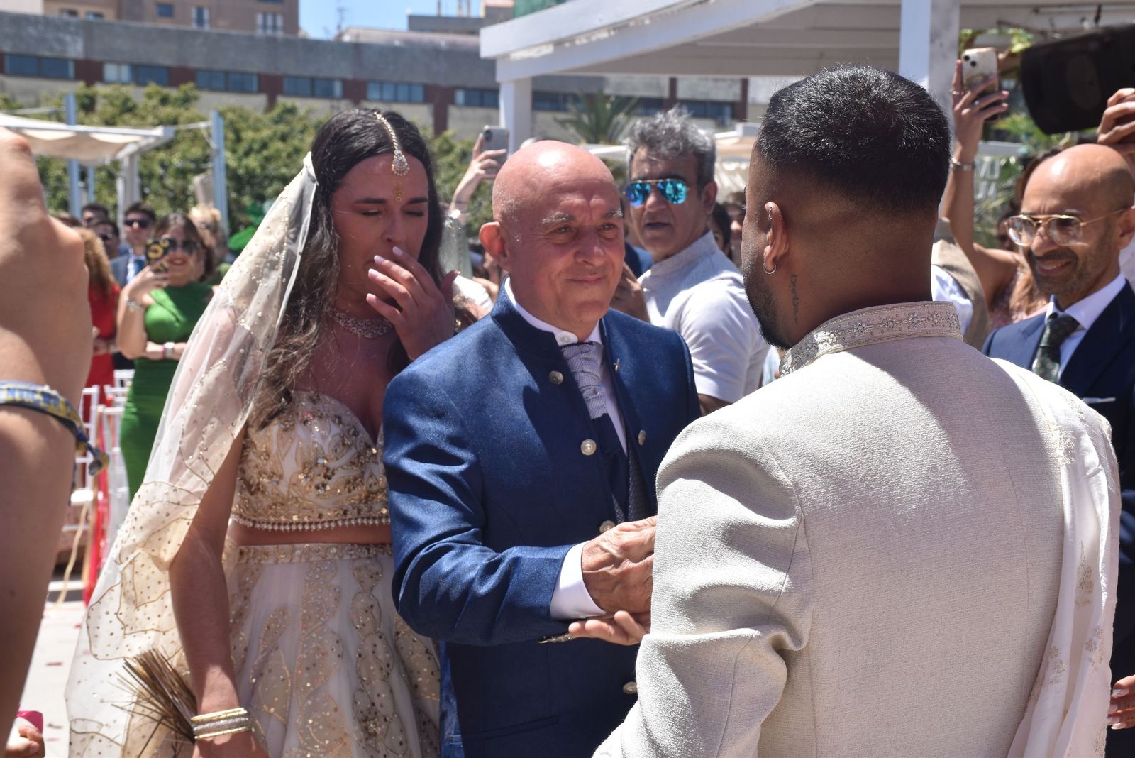 Direk y Rocío sellan su amor bajo el cielo de Ceuta