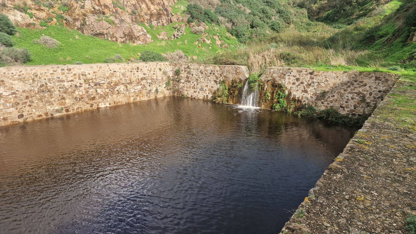 Vecinos de San Amaro alertan del riesgo del monte de las Balsas tras las lluvias y temen una tragedia
