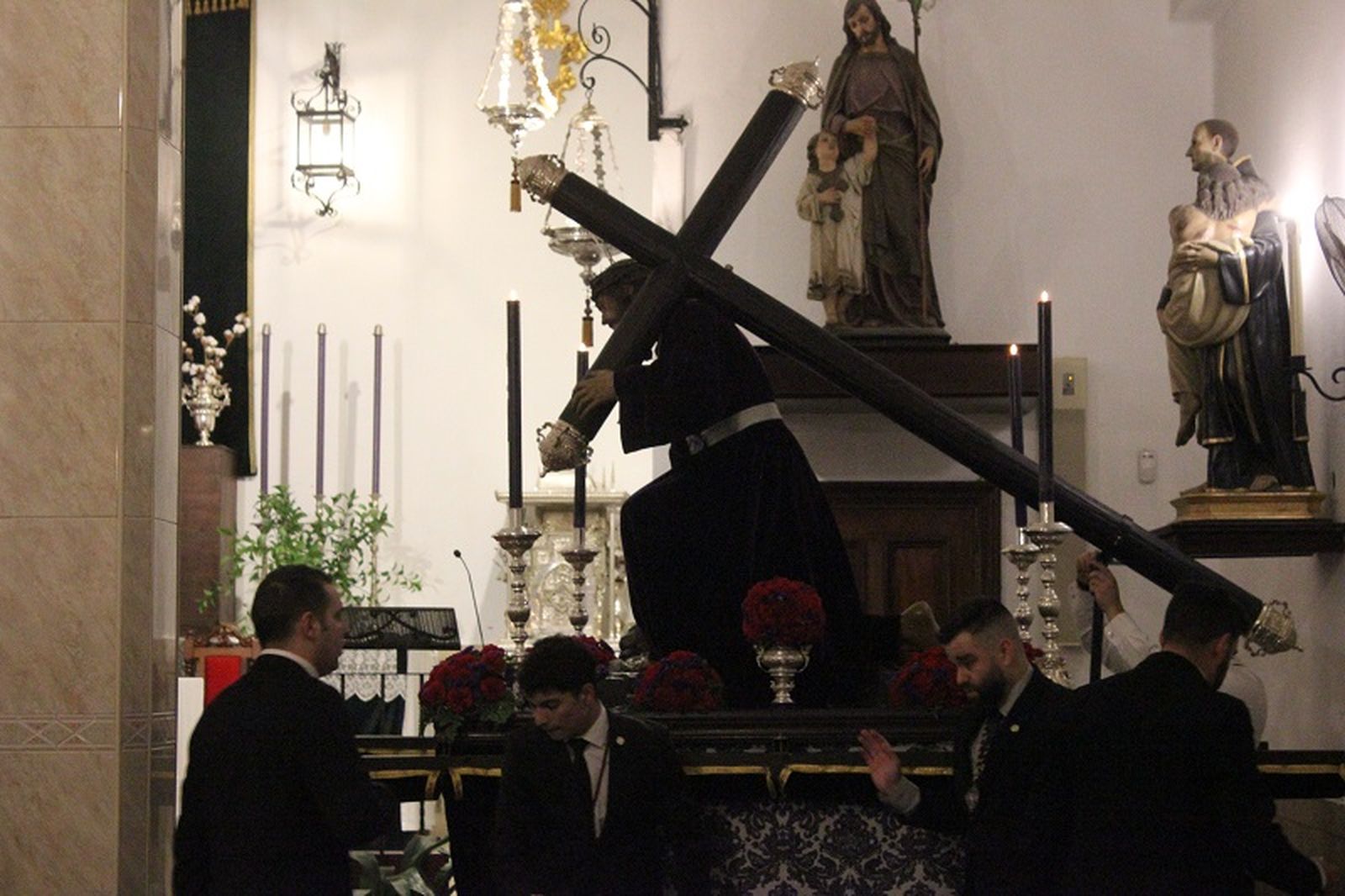 Momentos antes del comienzo del via crucis, dentro de la parroquia. / FOTO E.P.