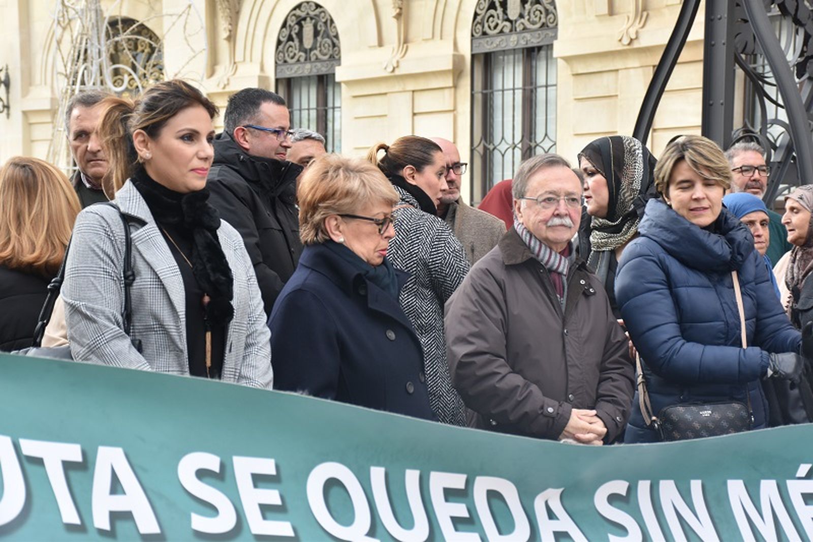 El presidente de Ceuta, Juan Vivas, y la consejera de Sanidad, Nabila Benzina, en la manifestación del 20 de diciembre de 2023. / FOTO EL PUEBLO