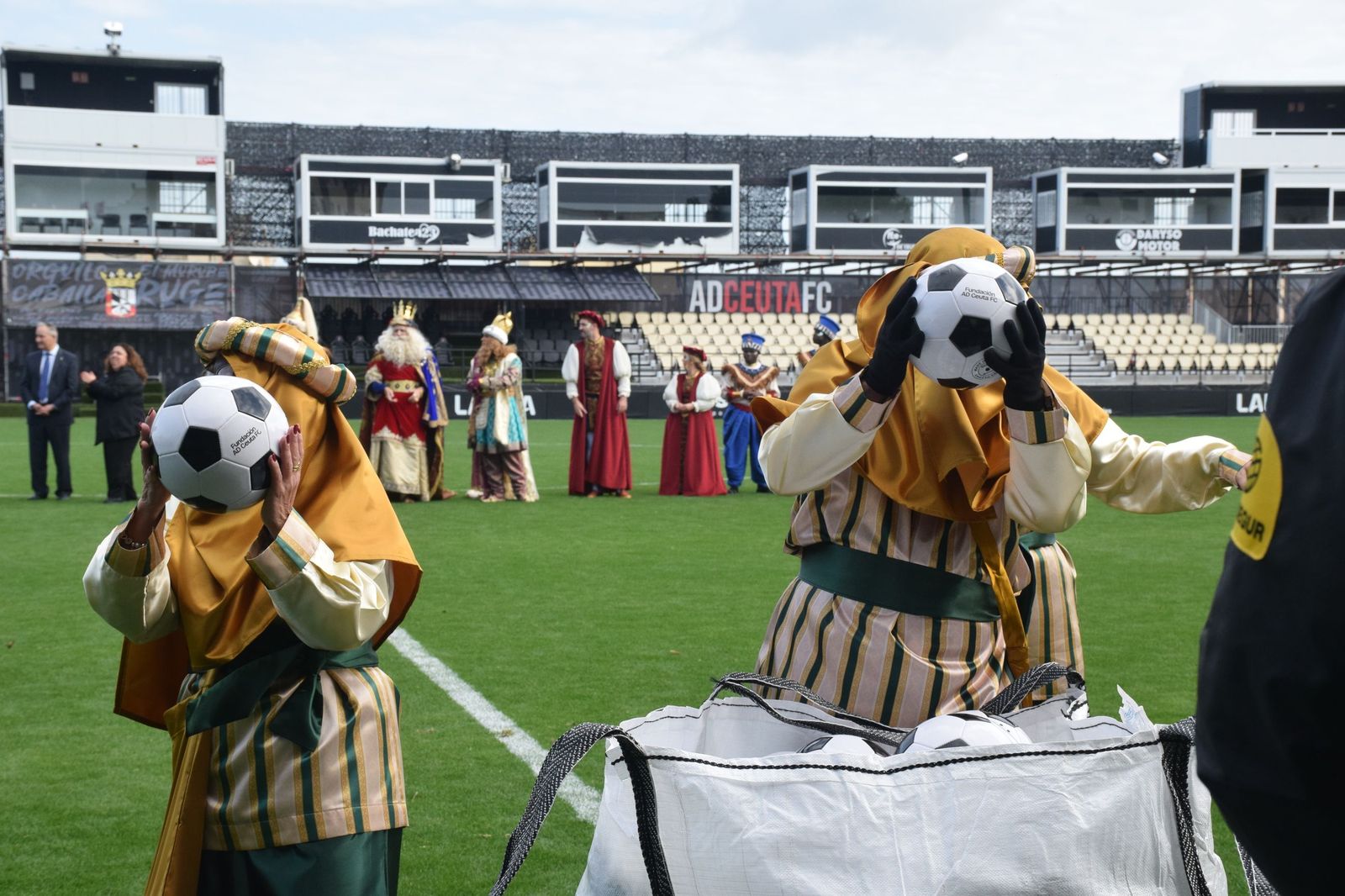 Los Reyes Magos aterrizan en el Alfonso Murube horas antes de la cabalgata