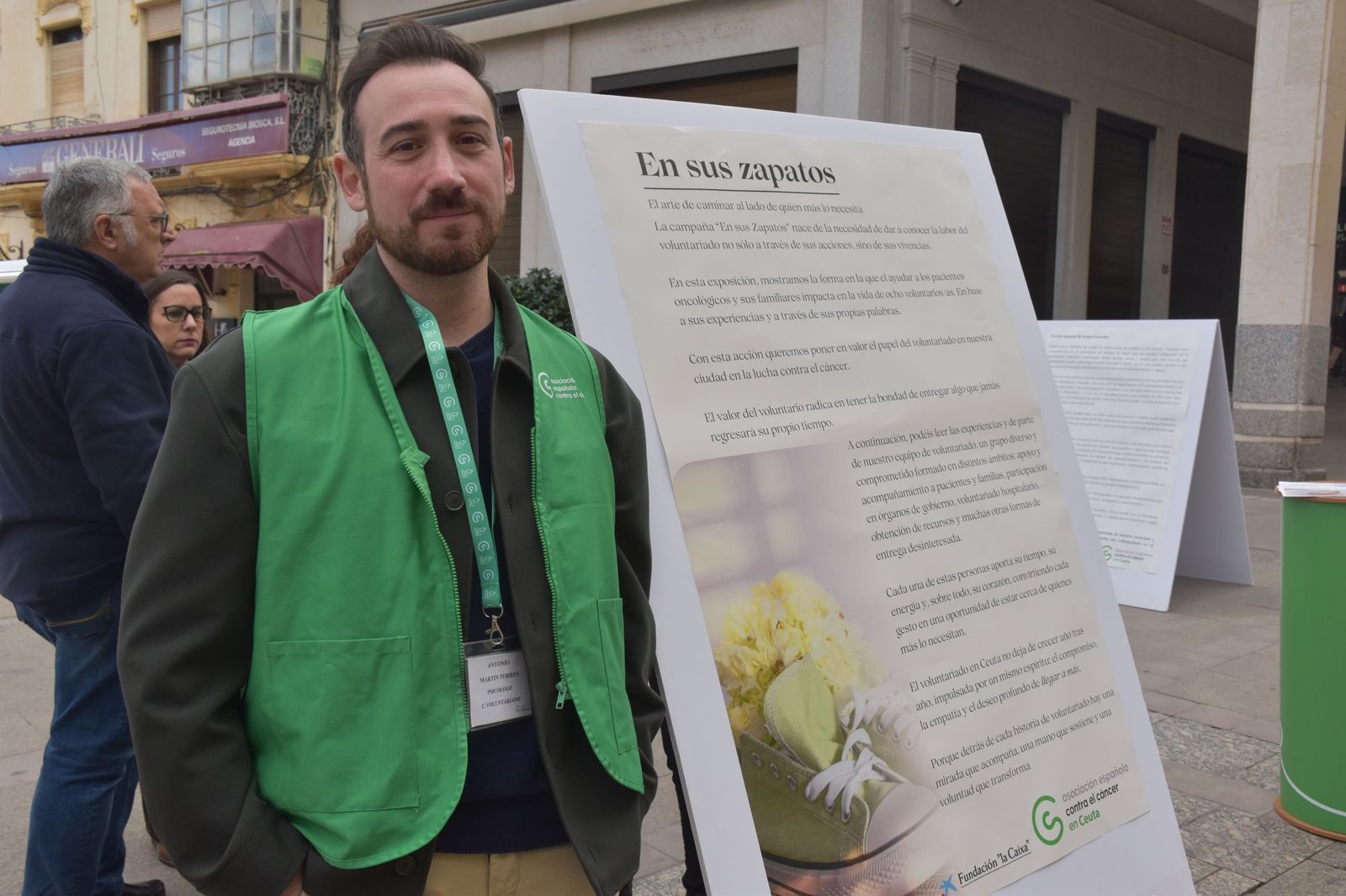 El psicólogo y coordinador de la AECC en Ceuta, Antonio Martín, junto a la exposición 'En sus zapatos', instalada este viernes en el Revellín