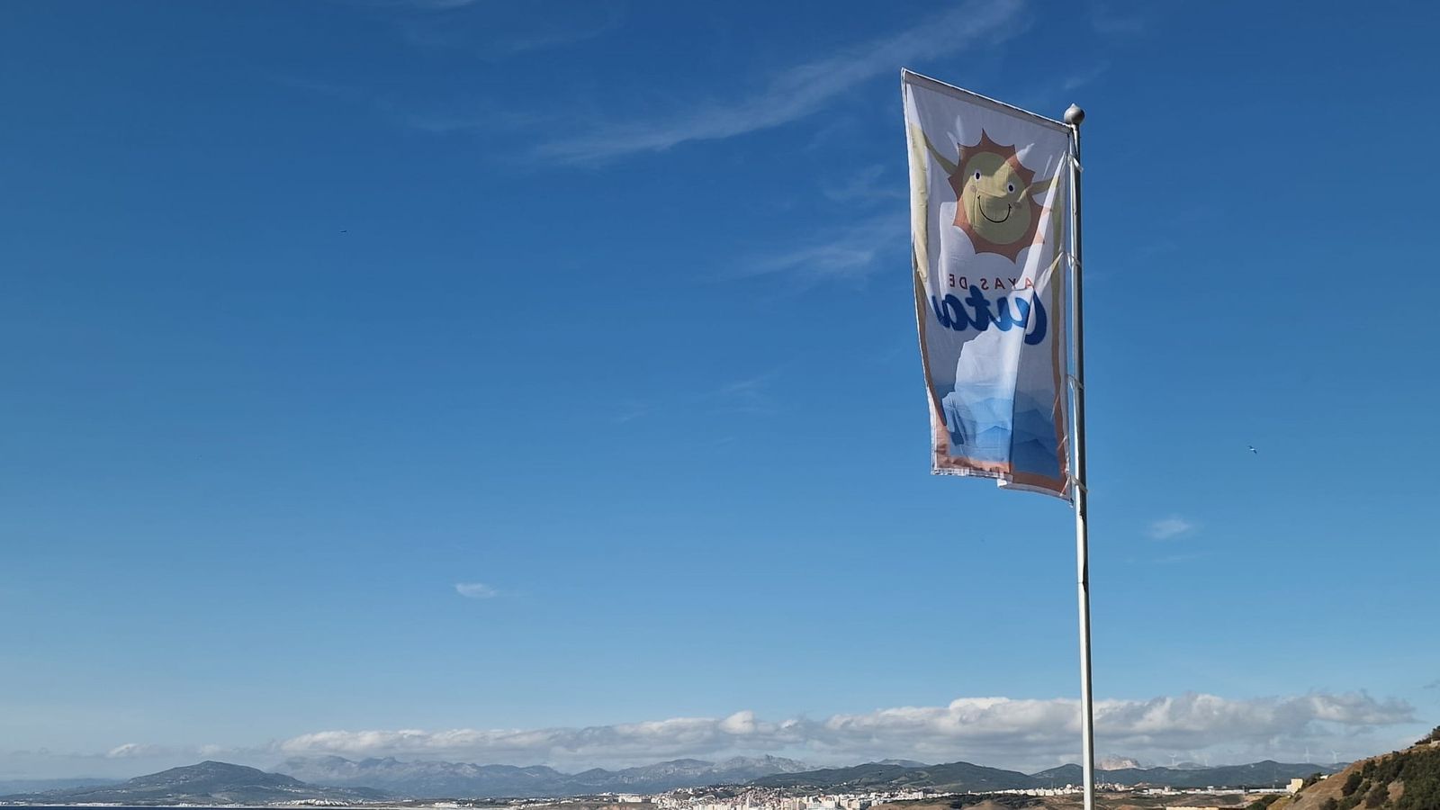 El mobiliario urbano ya ha sido instalado en todas las playas de Ceuta