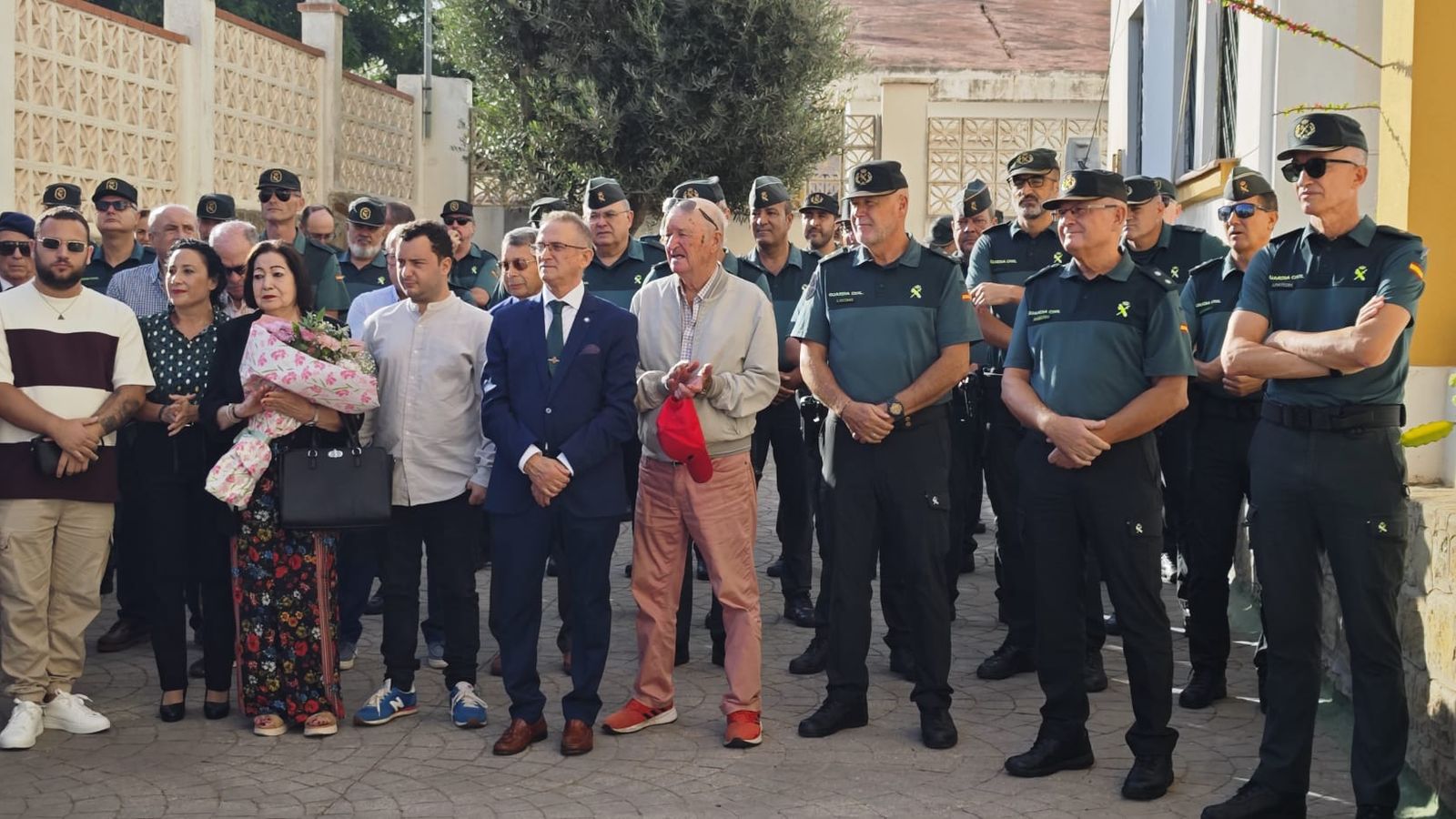 El Patio de la Bandera de la Comandancia de la Guardia Civil se quedó pequeño para acoger a los familiares y amigos del capitán Bejarano durante su homenaje