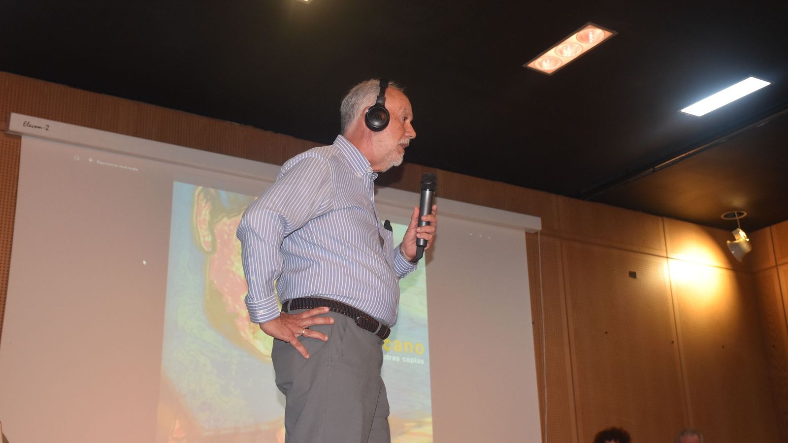 Acto 'Por un pacifismo activo' organizado por el Club de Lectura de la Biblioteca Adolfo Suárez
