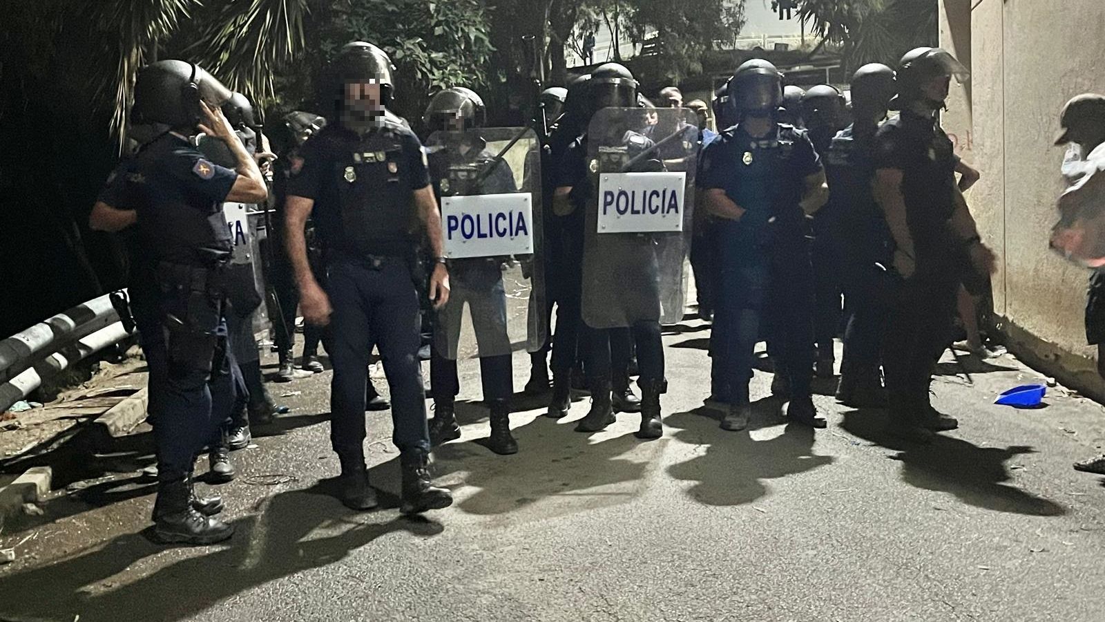 La Policía Nacional forma un cordón para despejar los alrededores del CETI tras un intento de entrada forzosa