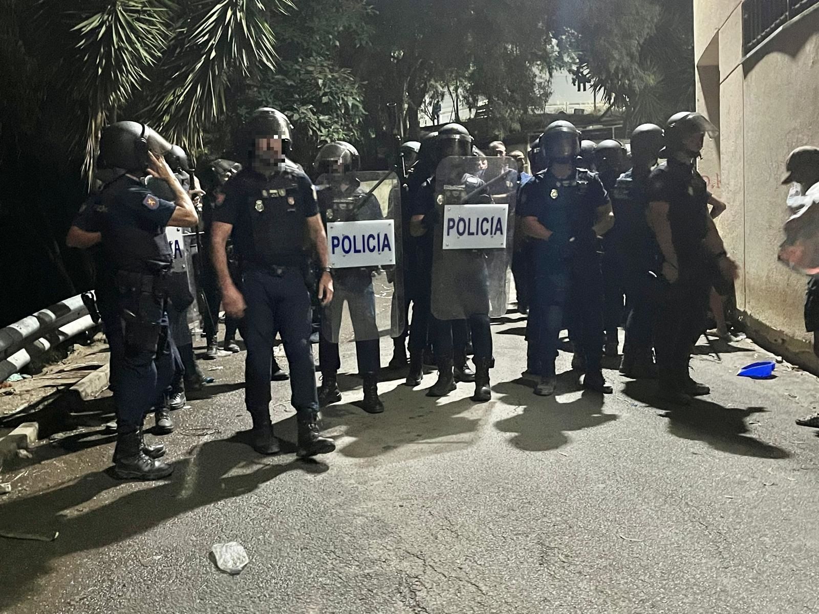 La Policía Nacional forma un cordón para despejar los alrededores del CETI tras un intento de entrada forzosa