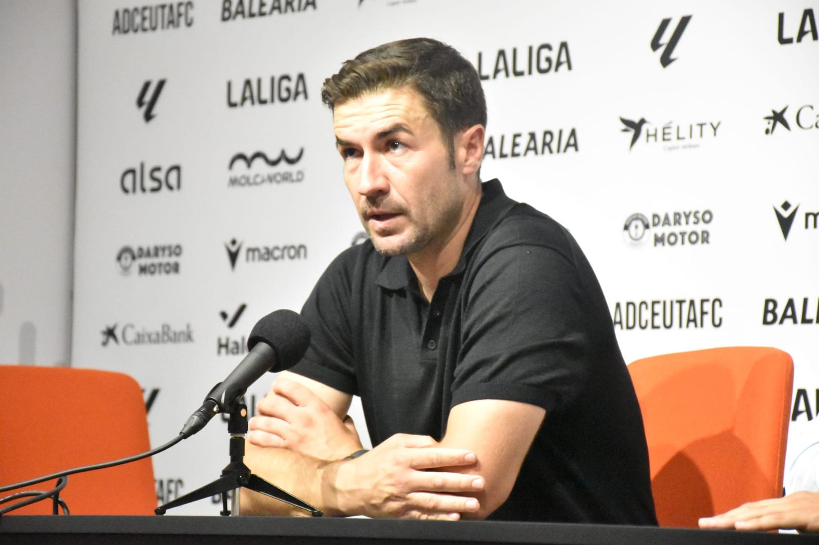 Gabi Fernández, técnico del Real Zaragoza, durante una rueda de prensa