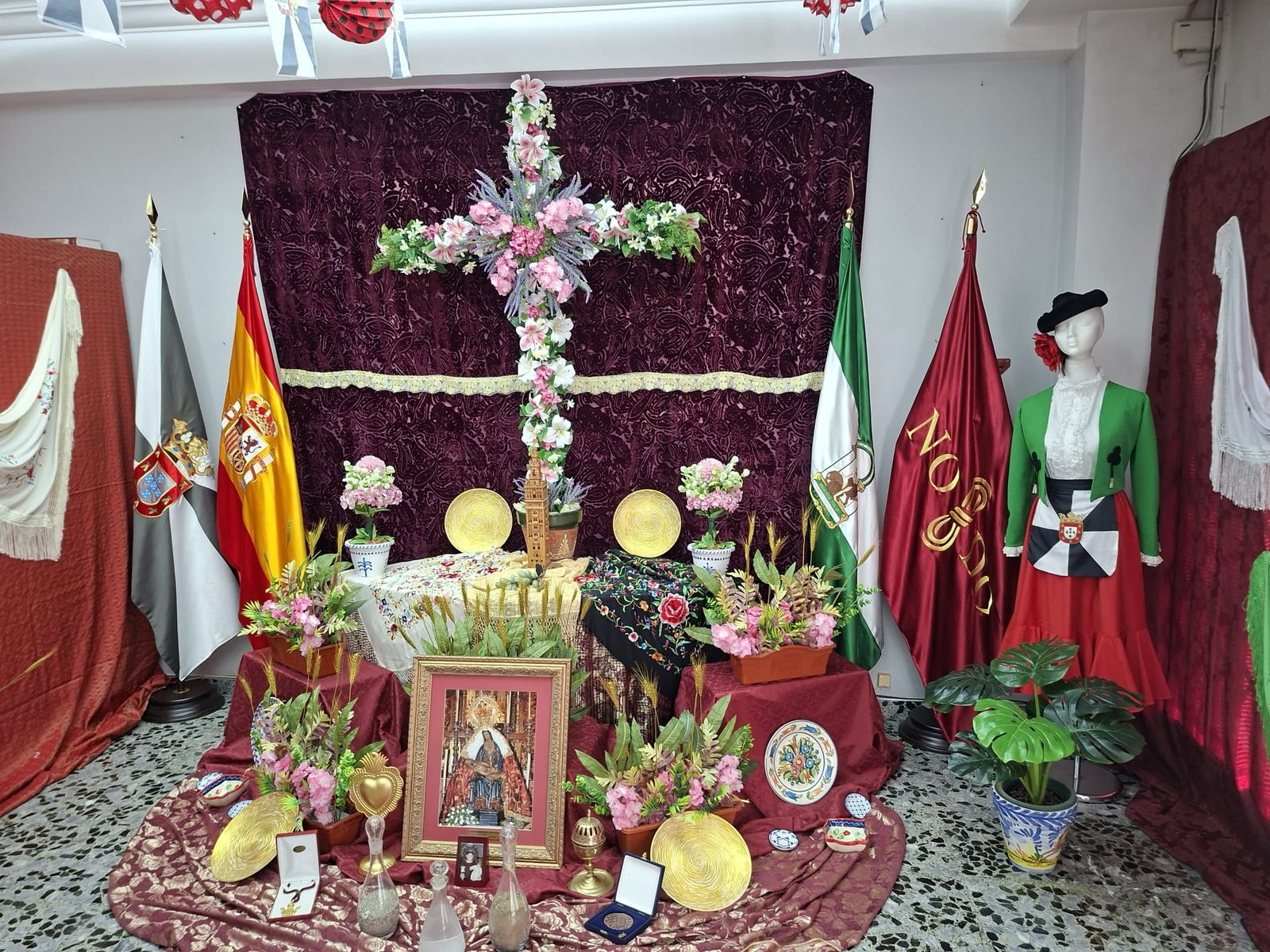 Imagen de la Cruz de Mayo en la Casa Regional de Ceuta en Sevilla