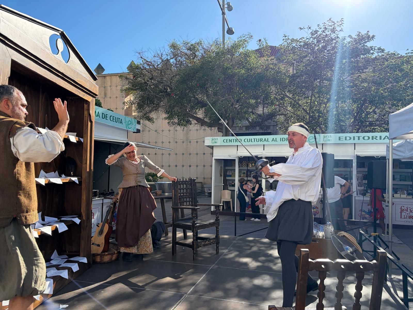 Niños y mayores aprenden y disfrutan de la penúltima jornada de Feria del Libro