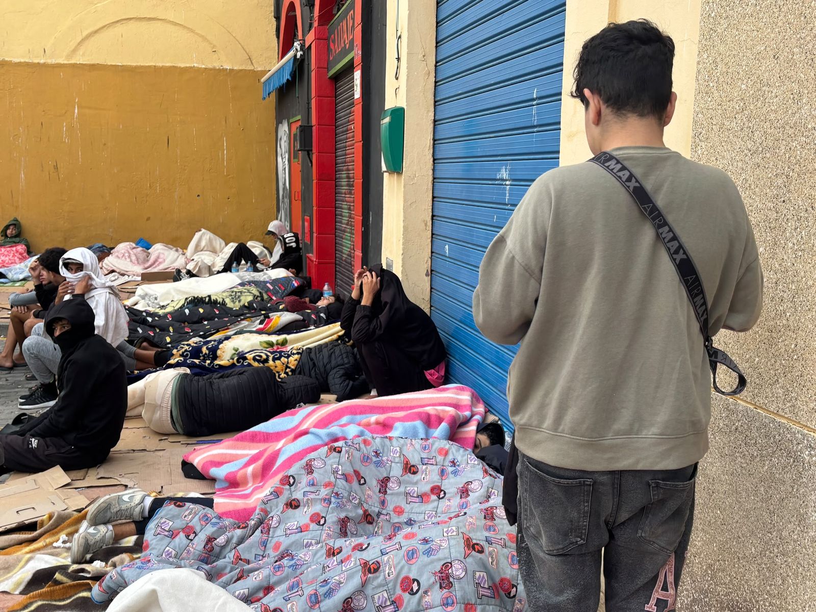 Menores migrantes asentados en la plaza vieja