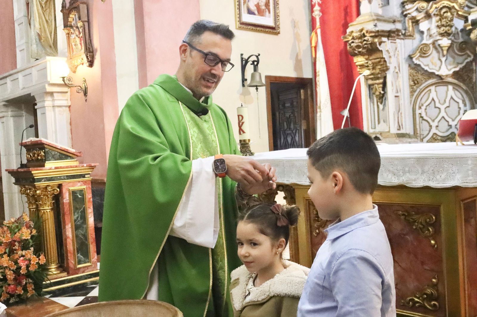 Dylan y Daira reciben el Sacramento del bautismo