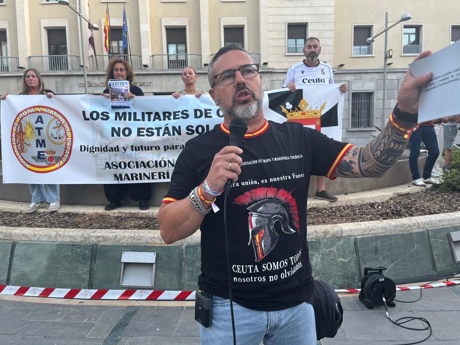 Una asociación profesional saca a la calle las demandas y quejas de los militares
