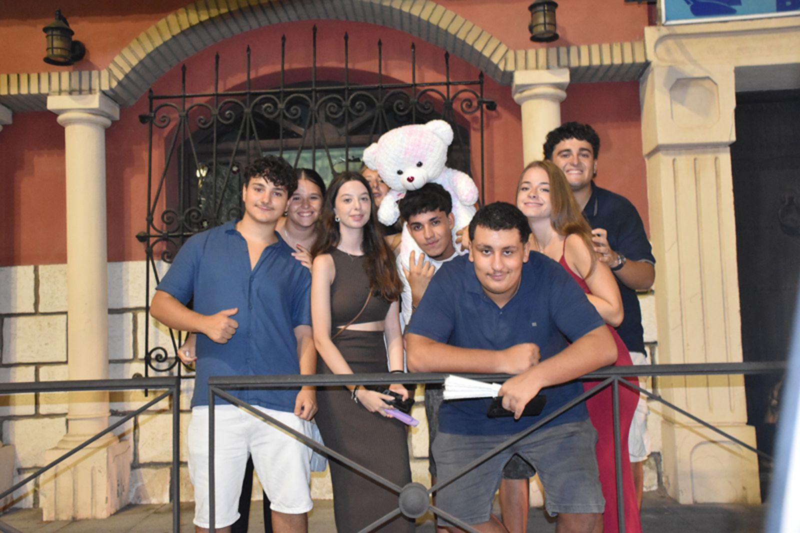 Feriantes en el bar Portuario tras la noche. / FOTO NICOL´S