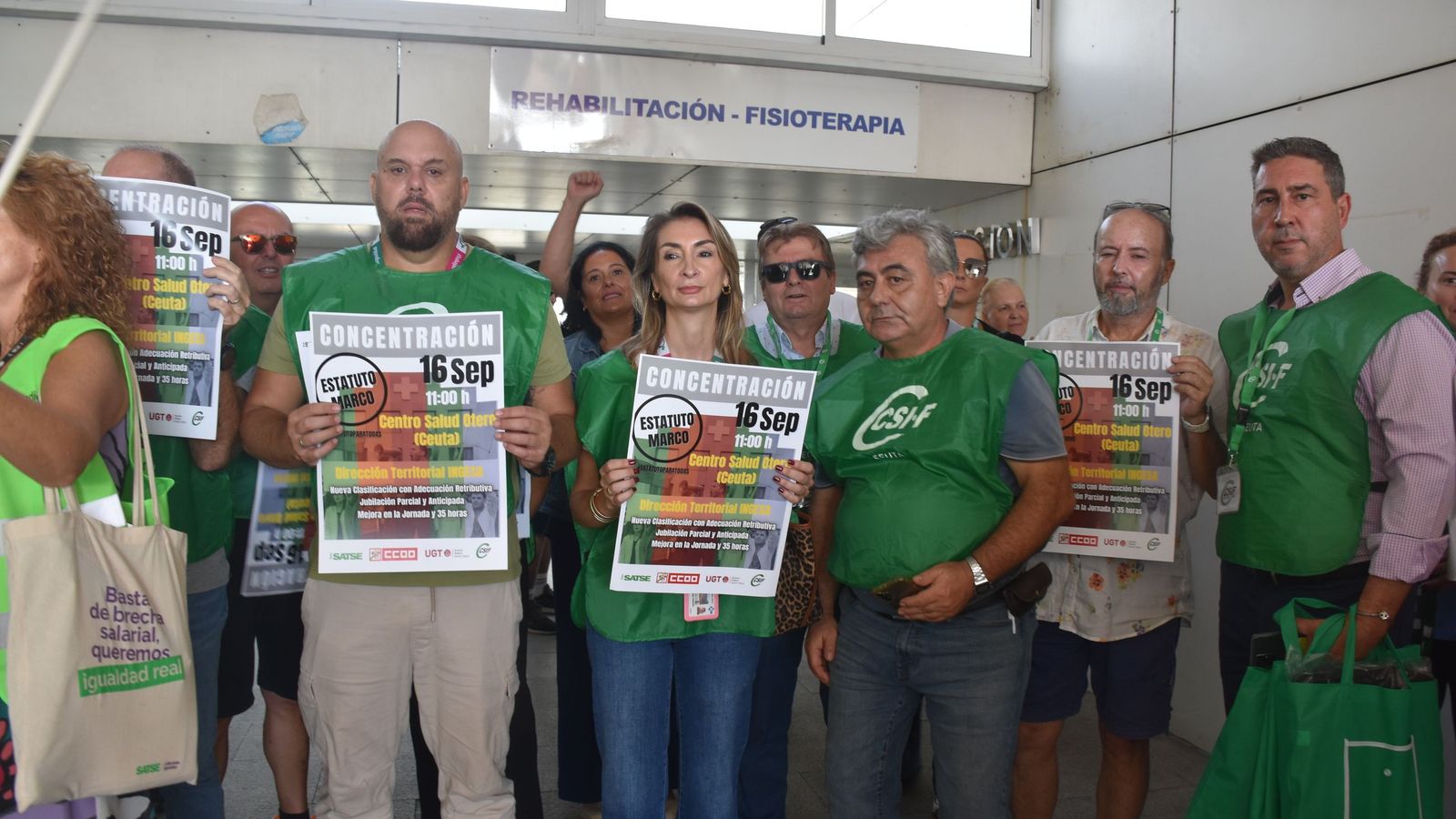 Miembros de CSIF durante la concentración en el Centro de Salud de Otero