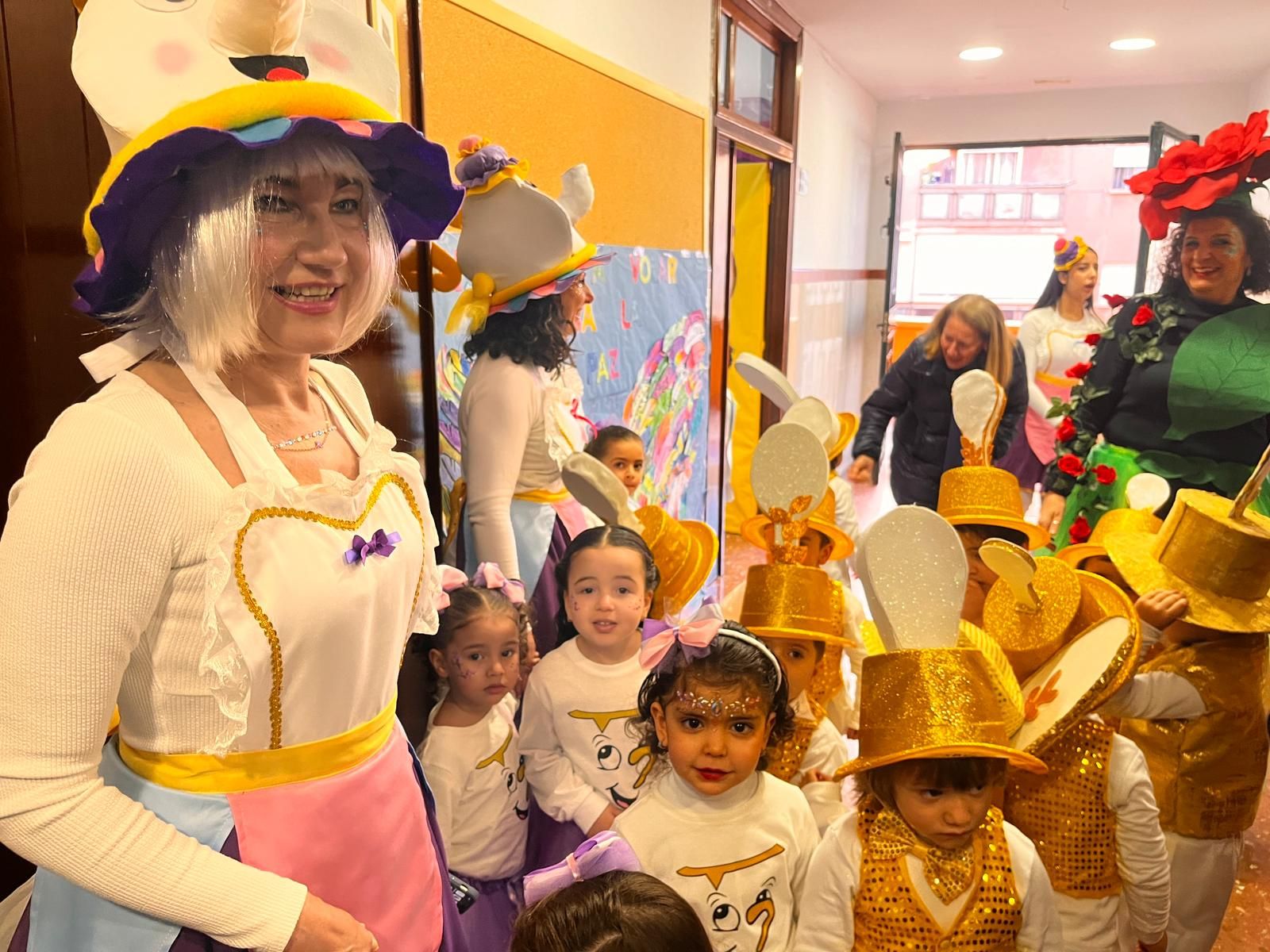 El 'Beatriz de Silva' protagoniza un pasacalles de cuento