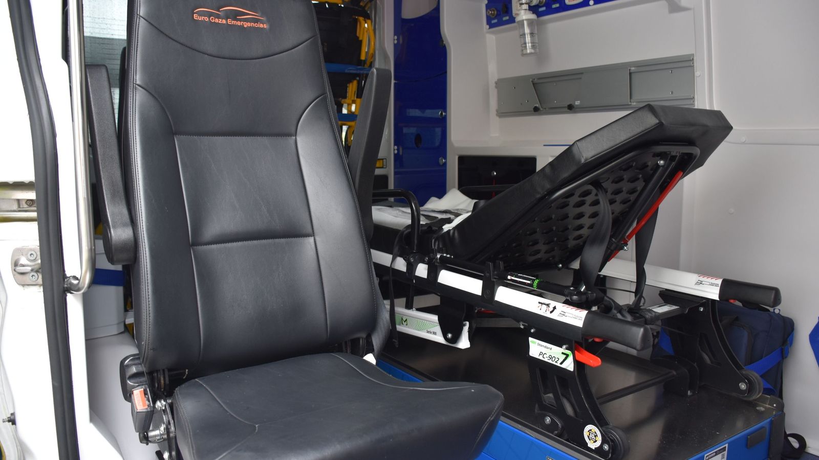 Interior de una ambulancia de transporte no asistencial